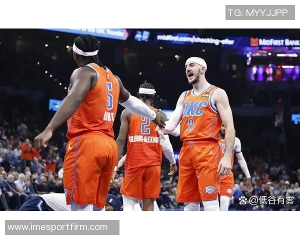 詹姆斯替补席上显不满情绪频频起身运球引发关注